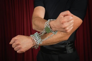 5 Interesting Reasons to Hire an Escapologist for Events