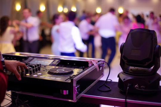 The Best Guide To Become A Wedding DJ