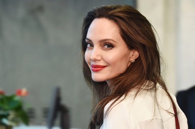 Become An Angelina Jolie Impersonator